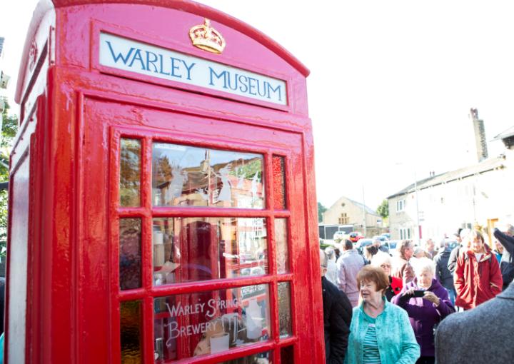 İngiltere’nin kırmızı telefon kulübesi dünyanın en küçük müzesi’ne dönüştürüldü